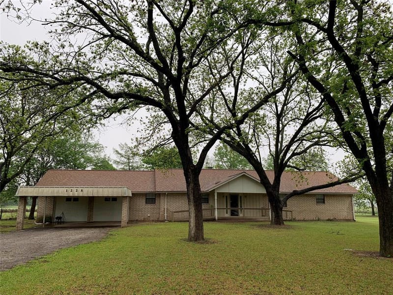 1225 S Texas Street, De Leon TX 76444