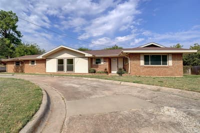 900 Roberts Street, Bowie TX 76230 - Photo 2