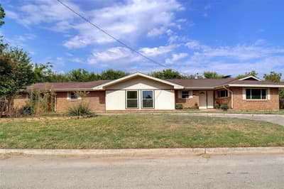 900 Roberts Street, Bowie TX 76230