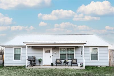212 E Clay Street, Bowie TX 76230
