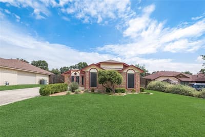 302 Manana Drive, Grand Prairie TX 75050