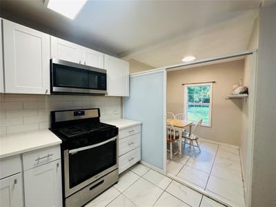 107 N Dwight Avenue, Dallas TX 75211