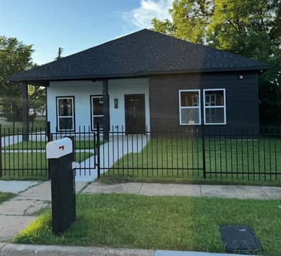 907 E Humbol t Street, Fort Worth TX 76104