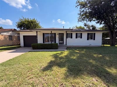 1213 S Ridgeway Drive, Cleburne TX 76033