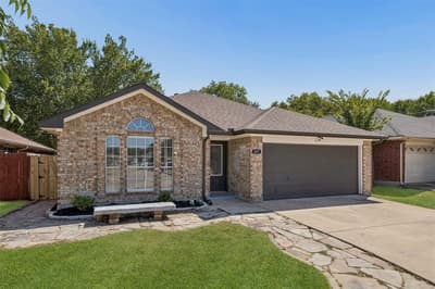 617 Forest Oaks Drive, Grand Prairie TX 75052 - Photo 2