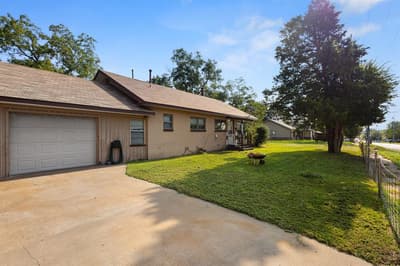 301 W Nelson Street, Bowie TX 76230