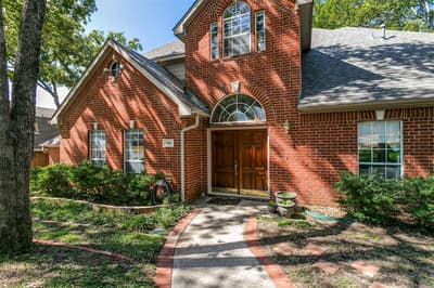 1814 Woodridge Drive, Arlington TX 76013 - Photo 2