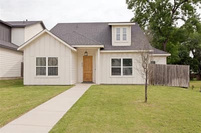 825 E Powell Avenue, Fort Worth TX 76104