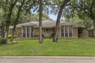 2010 Surrey Oaks Drive, Arlington TX 76006