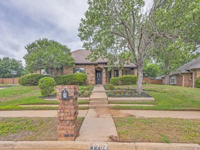1702 Dickerson Drive, Pantego TX 76013